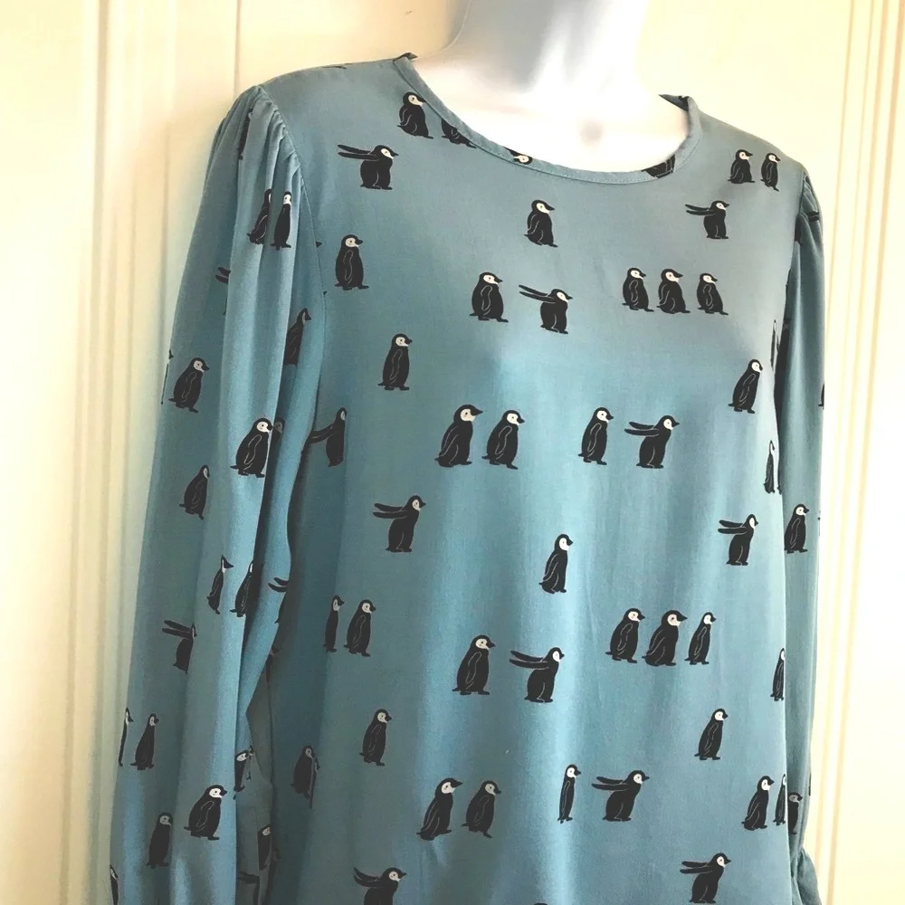 🔴 4/$15 Penguin print blue long ruffle edge sleeve viscose blouse size M in EUC - Picture 6 of 16